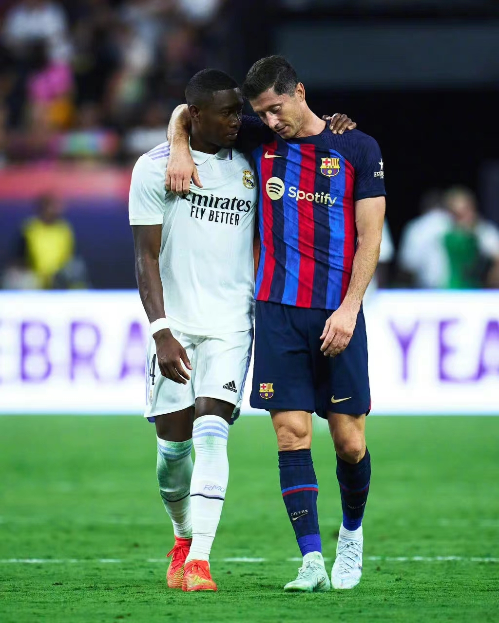 莱万多夫斯基在塞尔维亚队比赛中锐不可当，表现优异引发热议！的简单介绍